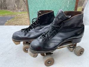 lot 485 image: Vintage Mens Stylist Roller Skates in Original Case