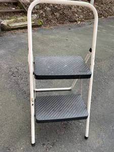 lot 487 image: Cosco Two Step Folding Step Stool