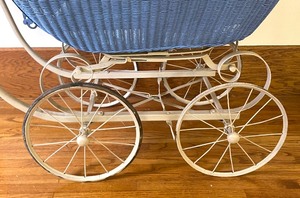 lot 417 image: Vintage Lloyd Carriage