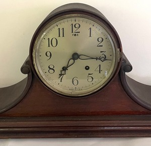 lot 424 image: Vintage Mantle Clock with Key