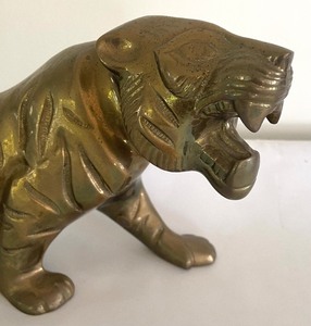lot 538 image: Vintage Brass Tiger Figurine