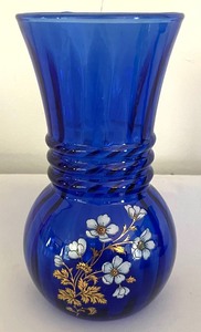 lot 540 image: Colorful Vintage Vases and Pedestal Dishes