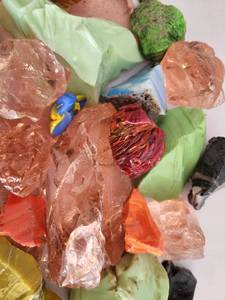 lot 511 image: Collection of Art Glass Remnants