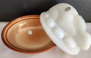 lot 512 image: Fenton Anniversary Edition White Rabbit Covered Dish