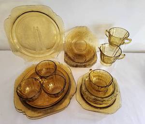 lot 515 image: 1976 Madrid Yellow Depression Glass Dish Set