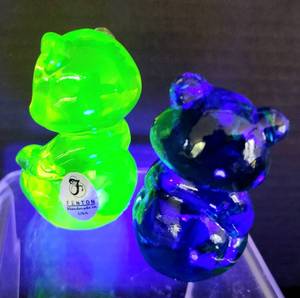lot 529 image: Pair of Fenton Bear Figures