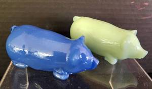 lot 529A image: Trio of Fenton Pig Figures