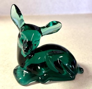 lot 551 image: Vintage Green Fenton Glass Deer Figurine