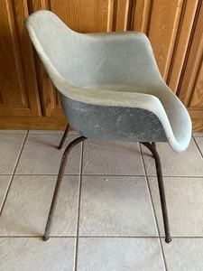 lot 205B image: Vintage Fiberglass Shell Eames Style Chair