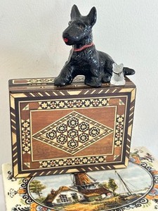 lot 547 image: Vintage Treasures and Trinkets including Delft Porcelain Dresser Box