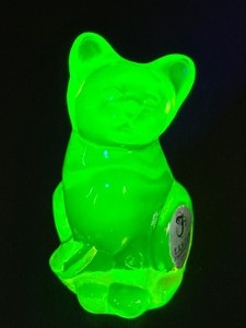 lot 549 image: Vintage Fenton Vaseline Yellow Glass Cat  Figurine