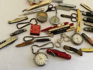 lot 330A image: Vintage Trinkets including Pocket Knives and More