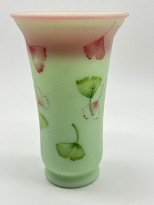 lot 123 image: Vintage Fenton Gingko Leaf Vase