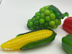 lot 285 image: Variety of Glass Fruit and Vegetable Figurines