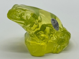lot 26 image: Vintage Yellow Uranium Glass Frog Figurine
