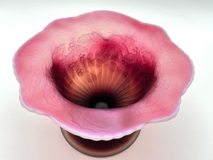lot 45 image: Gorgeous Fenton Glass Christmas Compote