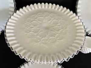 lot 280 image: Vintage Milk Glass Items