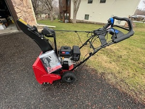 lot 1 image: TORO Snowmaster 724 QXE Self-Propel Snow Blower with TORO Delux Snowblower Cover
