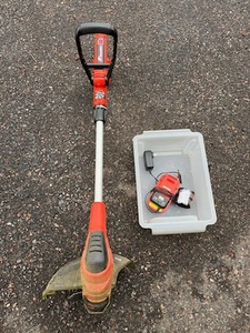 lot 71 image: Black & Decker 12 inch 18v Grasshog Weed Whipper with extra battery and string