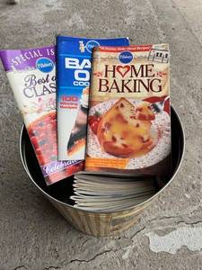 lot 81 image: Vintage Pillsbury Classic Cookbooks Lot