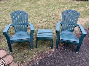 lot 89 image: Green Plastic Lawn Chair Set