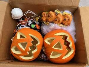 lot 93 image: Assortment of Halloween Decorations
