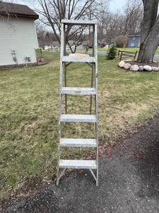 lot 98 image: 6 Aluminum Ladder