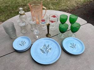 lot 99 image: Green glassware, Pepsi-Cola glassware, Schmidt Beer Glass, Grain Belt Glass, and more