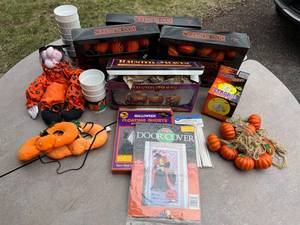 lot 100 image: Vintage Halloween Decorations