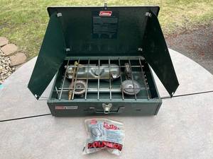 lot 104 image: Vintage Coleman (Campstove 424) 2-Burner Duel Fuel