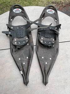 lot 108 image: Red Feather Snowshoes