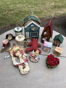 lot 114 image: Seasonal Home Decor with 50th Anniversary Slinky Toy