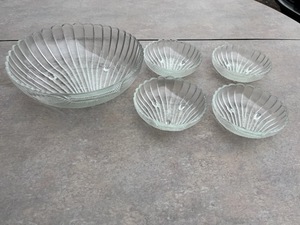 lot 118 image: Set of 5 Glass Oyster Serving Dishes