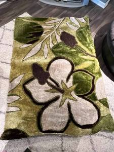 lot 15 image: 60 x 84 Floral Design Area Rug