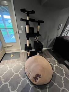 lot 16 image: 72 Cat Playground with Pet Sleep Bed