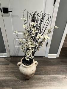 lot 19 image: Decorative Faux Flower Arrangement with Working Lights