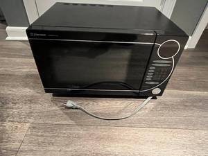 lot 34 image: Emerson Microwave (Model MW8998B) in Good Working Condition
