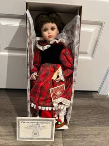 lot 133 image: Vintage Dynasty Doll Collection Gloria with COA