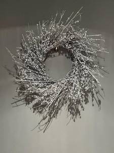lot 152 image: 26 Decorative Silver Wreath