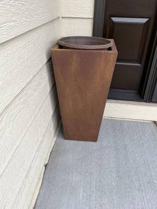 lot 188 image: 24 Decorative Planter Box