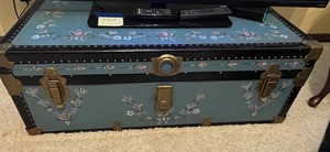 lot 201 image: Antique Travel Truck Circa Early 1900s