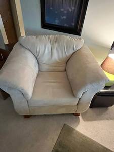 lot 206 image: Beige Oversized Chair