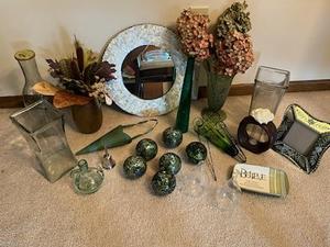 lot 219 image: Beautiful Home Dcor Accent Pieces