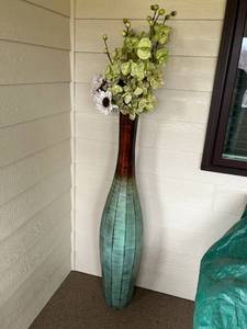 lot 232 image: 50 Metal Decorative Vase with Beautiful Faux Flowers