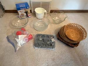 lot 252 image: Kitchen Accessories including Arcoroc (France) Glass Bowl