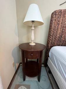 lot 278 image: Bedroom Nightstand with Lamp