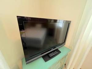 lot 280 image: Vizio 32 TV (Model E32OVA) with Remote