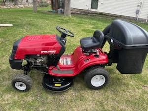 lot 1A image: Murray M115-38 344cc Riding Lawn Mower in Good Working Condition