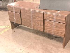 lot 757 image: 5-drawer Desk