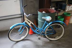 lot 793 image: Legacy 22 Ladies Single-speed Street Bike 20 Light Blue Frame